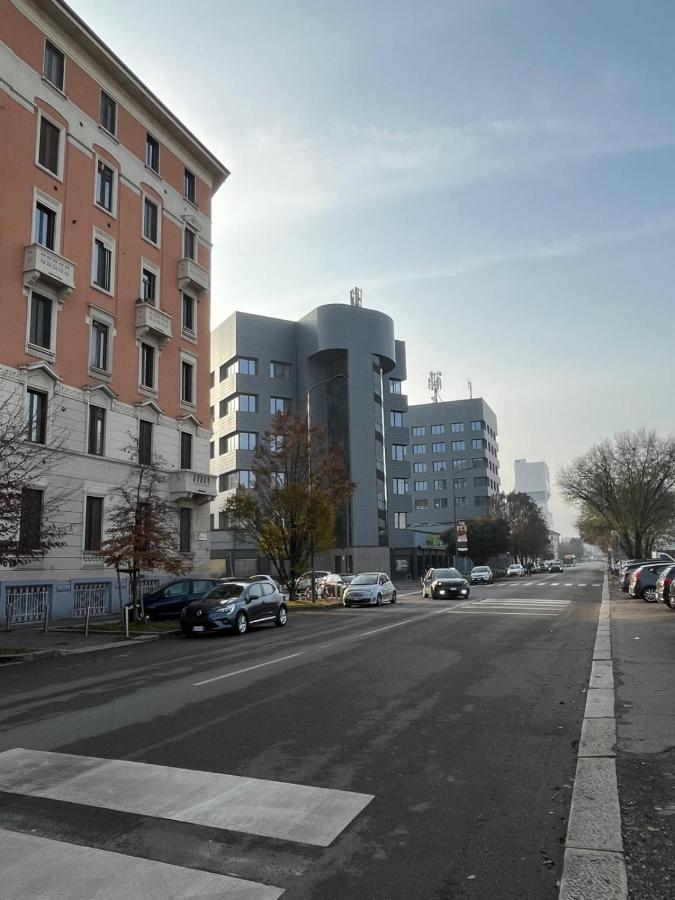 The Small White House In Milan Apartment Exterior foto