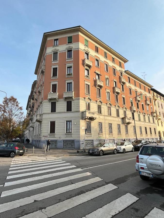 The Small White House In Milan Apartment Exterior foto